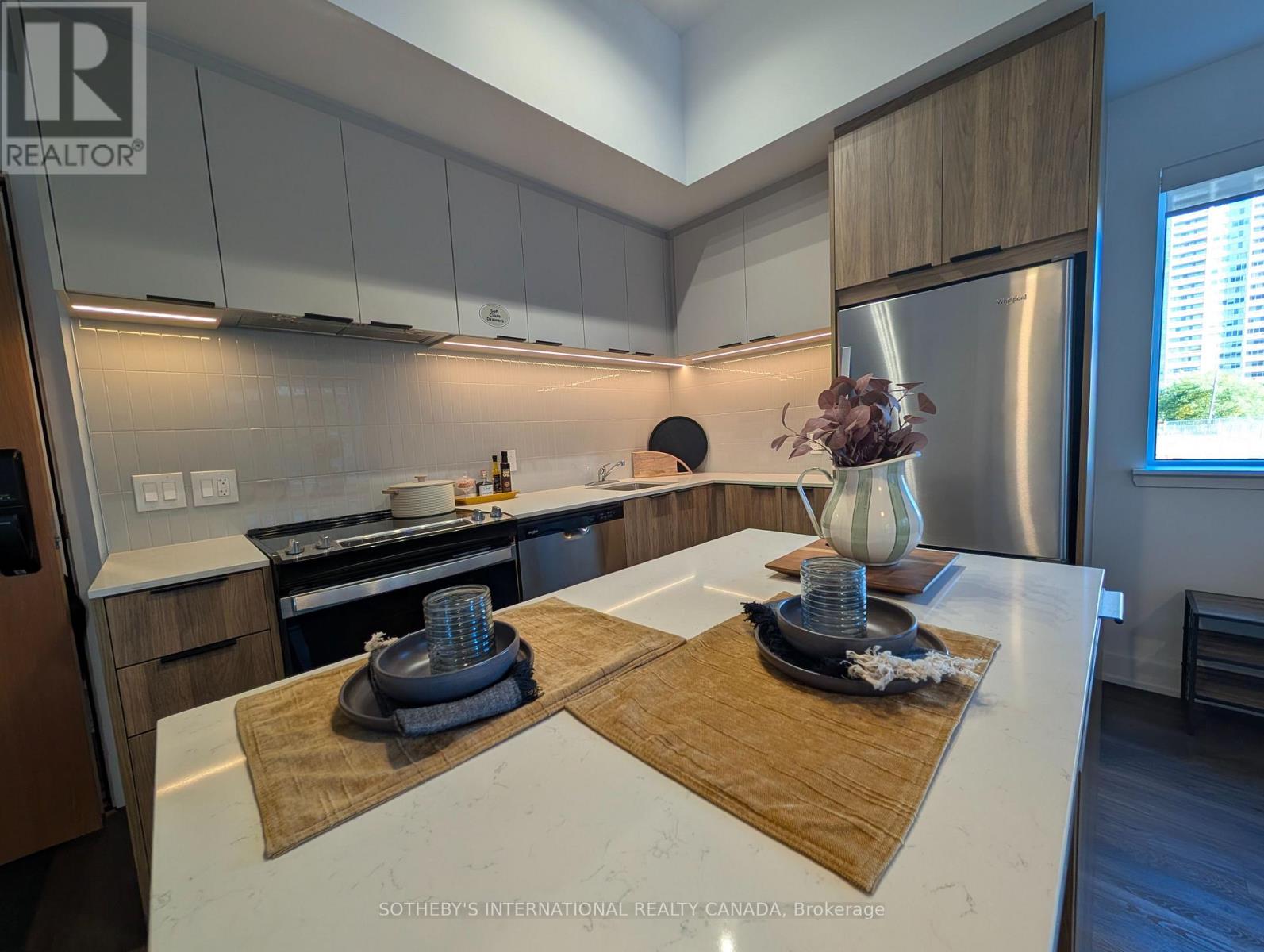 Th1 - 185 Enfield Place, Mississauga, Ontario  L5B 0R3 - Photo 4 - W12481314