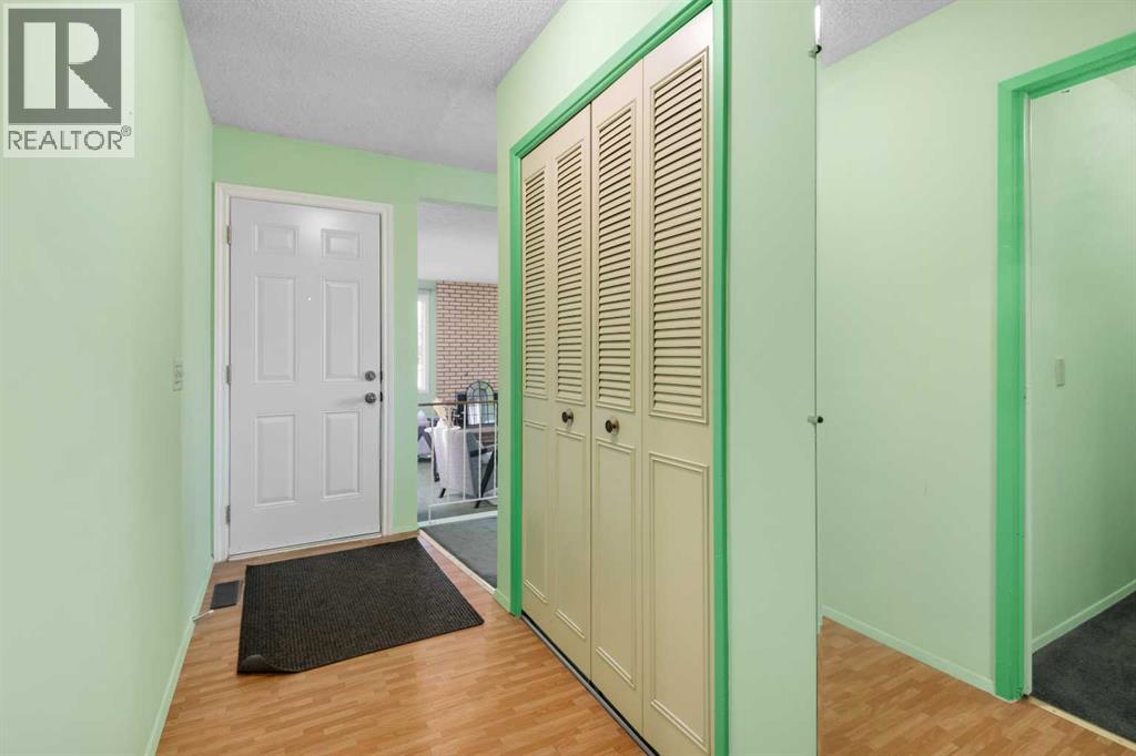 228 Queensland Drive Se, Calgary, Alberta  T2J 3R8 - Photo 6 - A2266895