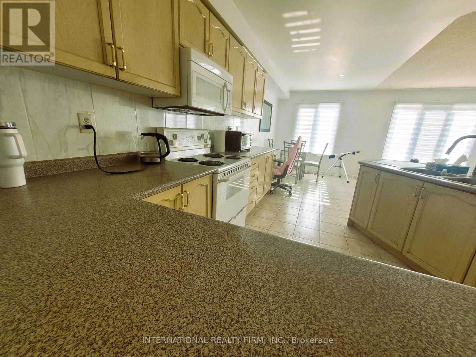 50 Beresford Drive, Richmond Hill, Ontario  L4B 4J6 - Photo 4 - N12489136