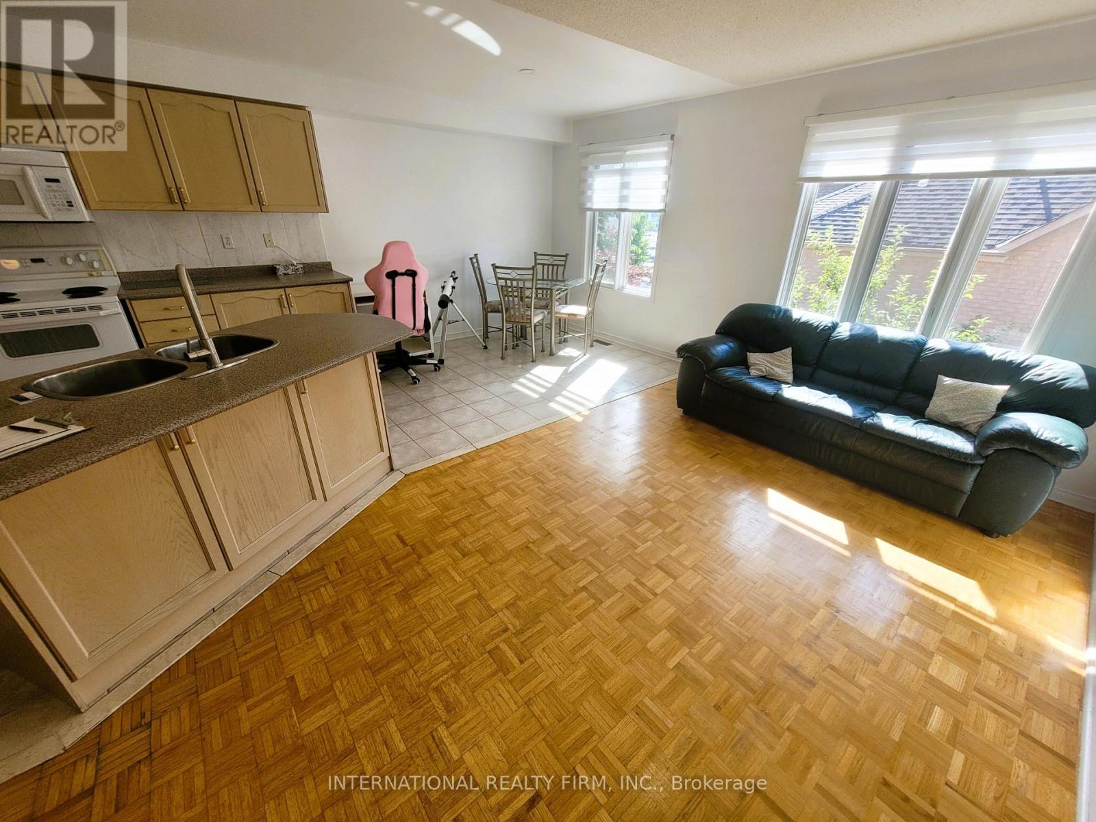 50 Beresford Drive, Richmond Hill, Ontario  L4B 4J6 - Photo 5 - N12489136