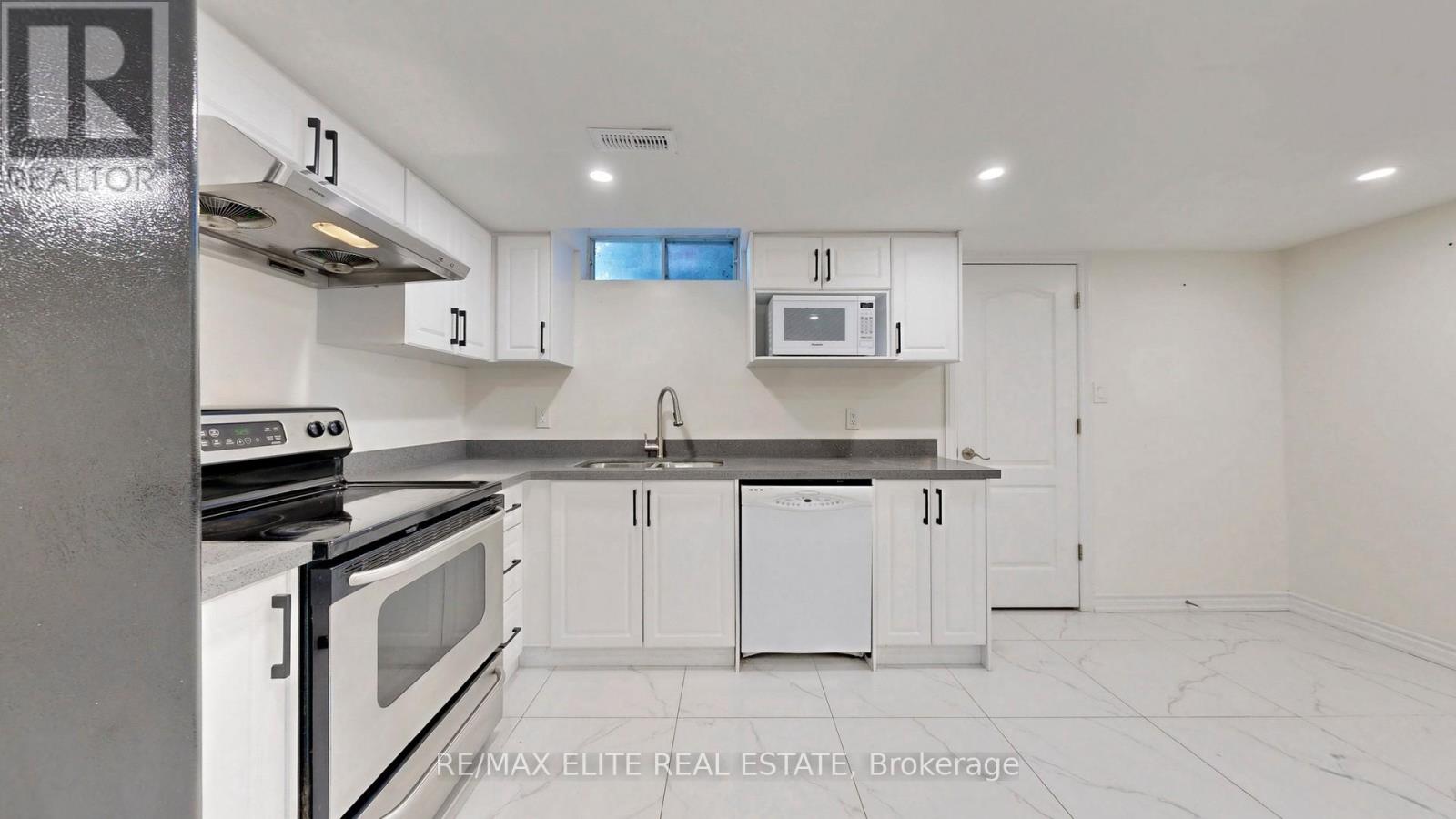 9 Island Lake Drive, Whitchurch-Stouffville, Ontario  L4A 3G7 - Photo 27 - N12489158