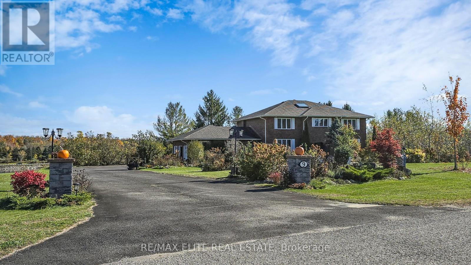 9 Island Lake Drive, Whitchurch-Stouffville, Ontario  L4A 3G7 - Photo 4 - N12489158