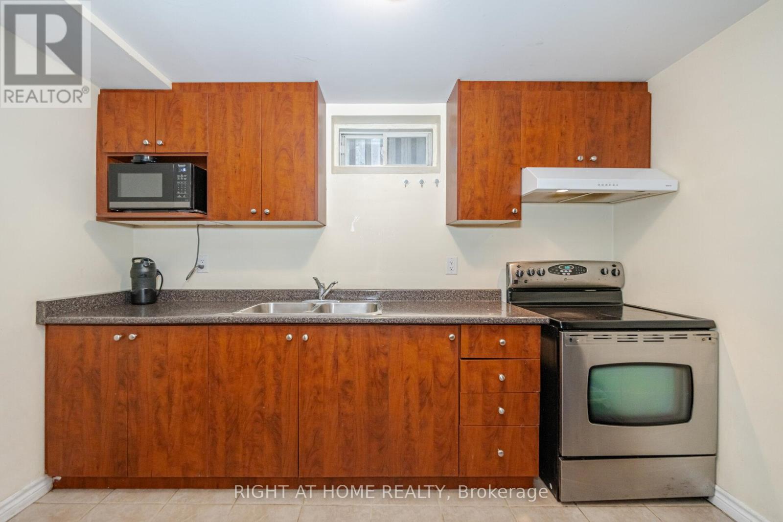 BASEMENT - 30 QUEEN MARY DRIVE, Brampton, Ontario