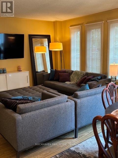 98 Fellowes Crescent, Hamilton, Ontario  L8B 0M7 - Photo 4 - X12489134