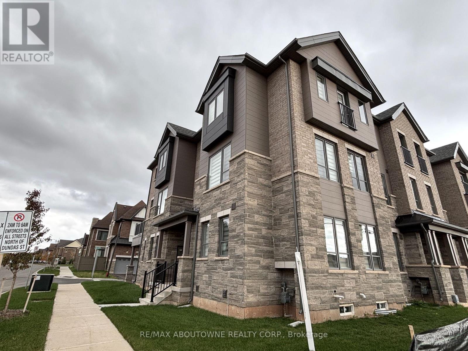 4 Bowbeer Road, Oakville, Ontario  L6H 0Z5 - Photo 4 - W12489178