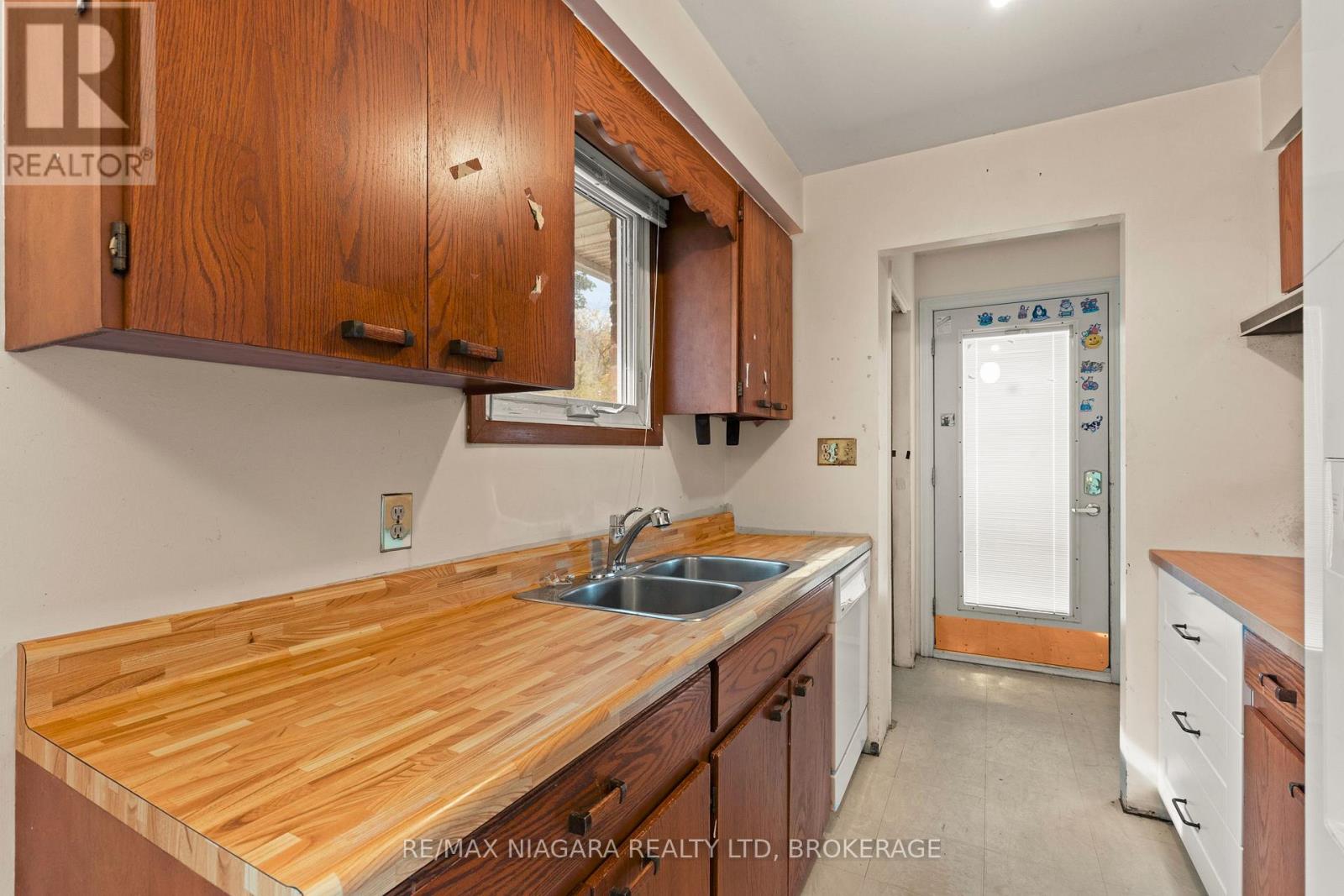 28 Runcorn Street, St. Catharines, Ontario  L2M 1N8 - Photo 6 - X12489186