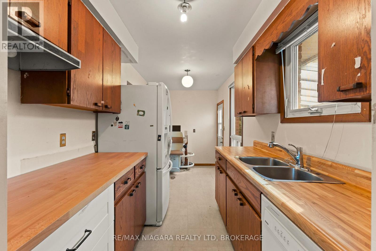 28 Runcorn Street, St. Catharines, Ontario  L2M 1N8 - Photo 7 - X12489186