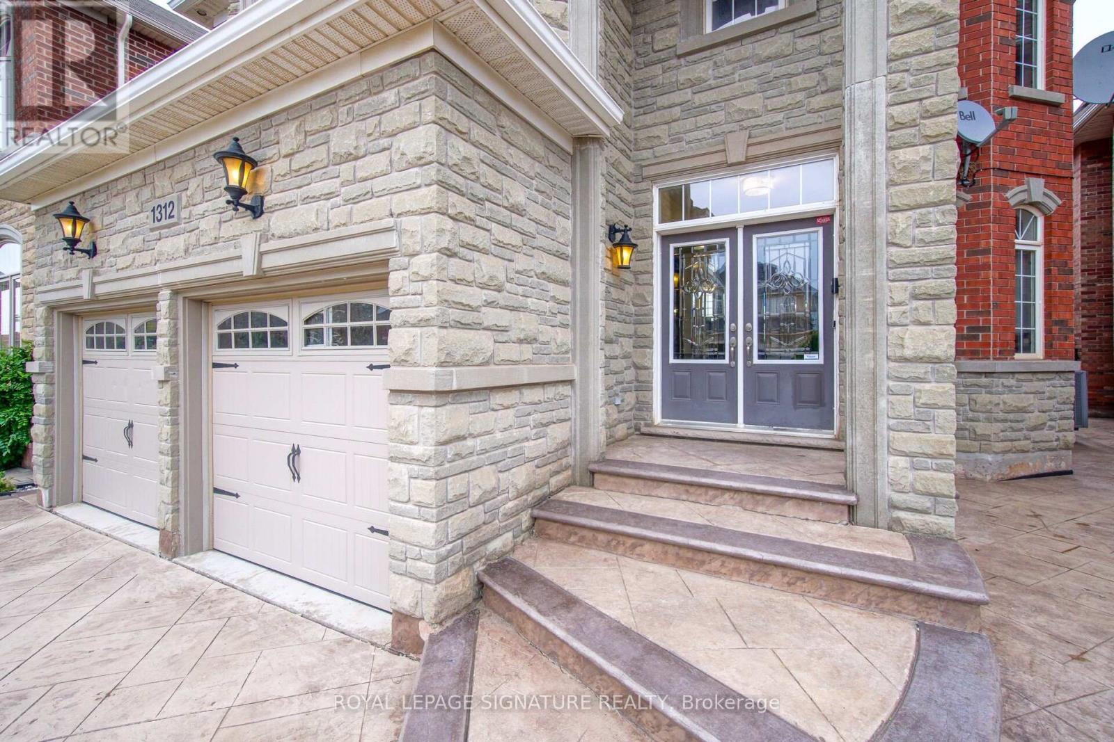 1312 Kestell Boulevard, Oakville, Ontario  L6H 0B9 - Photo 2 - W12439001