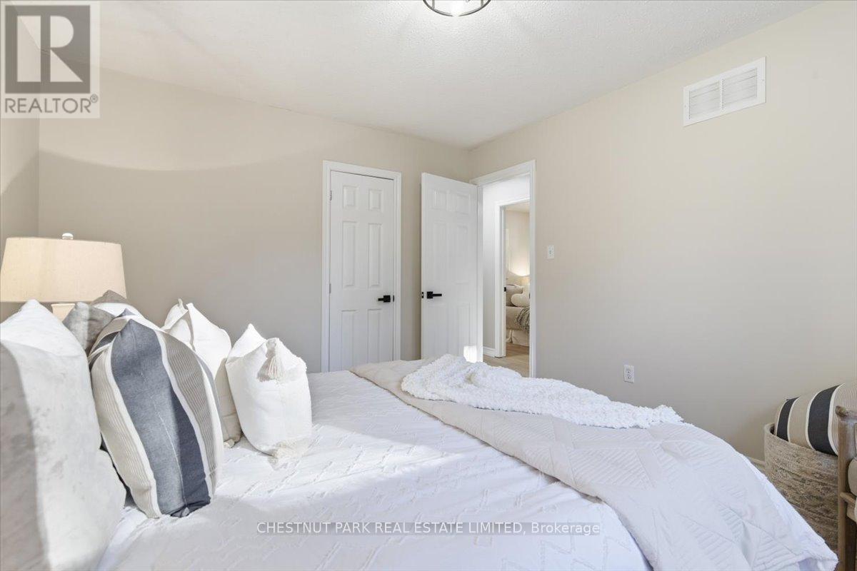 49 Sandra Drive, Georgina, Ontario  L0E 1R0 - Photo 15 - N12489180