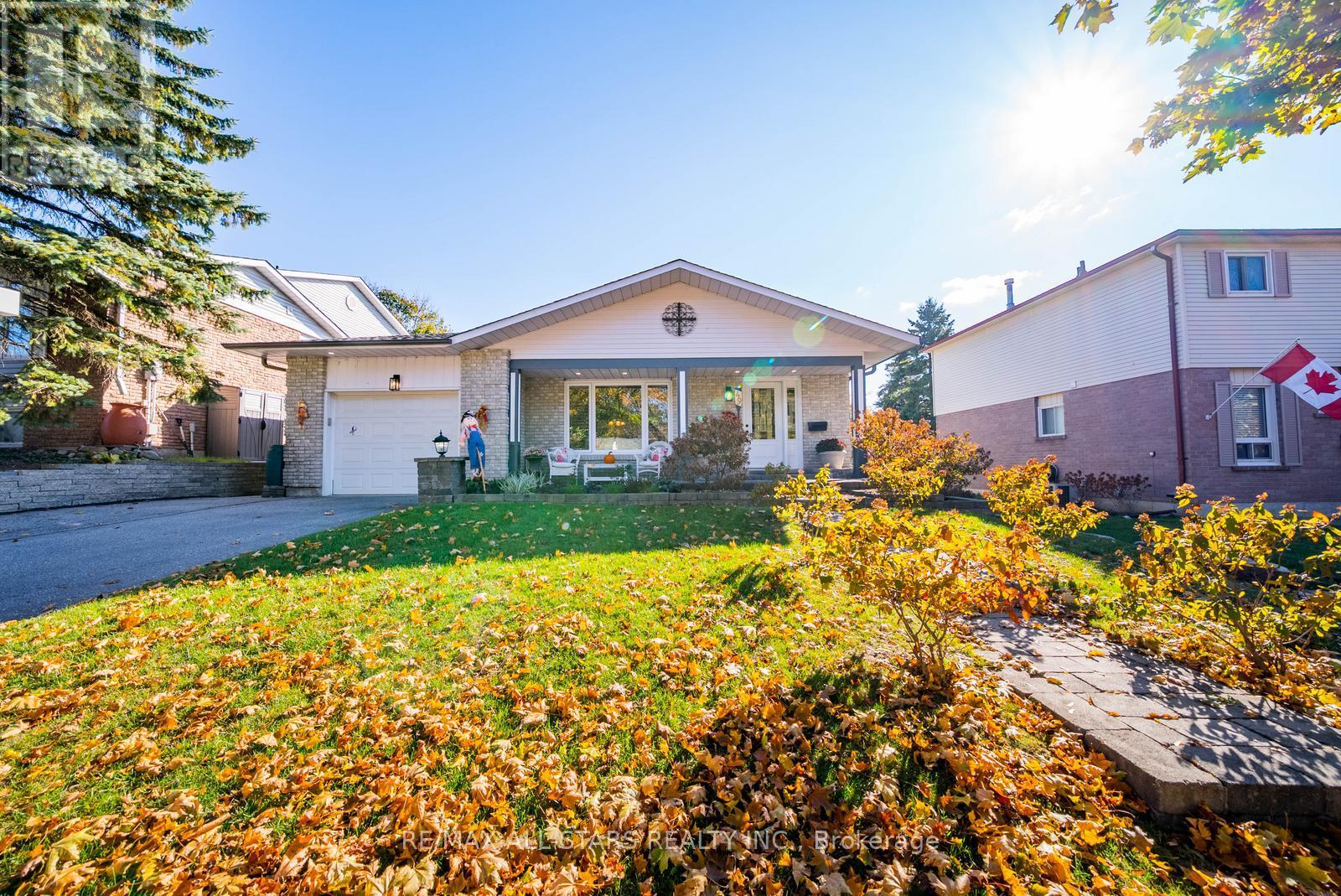 49 Shannon Road, East Gwillimbury (Mt Albert), Ontario  L0G 1M0 - Photo 2 - N12489206