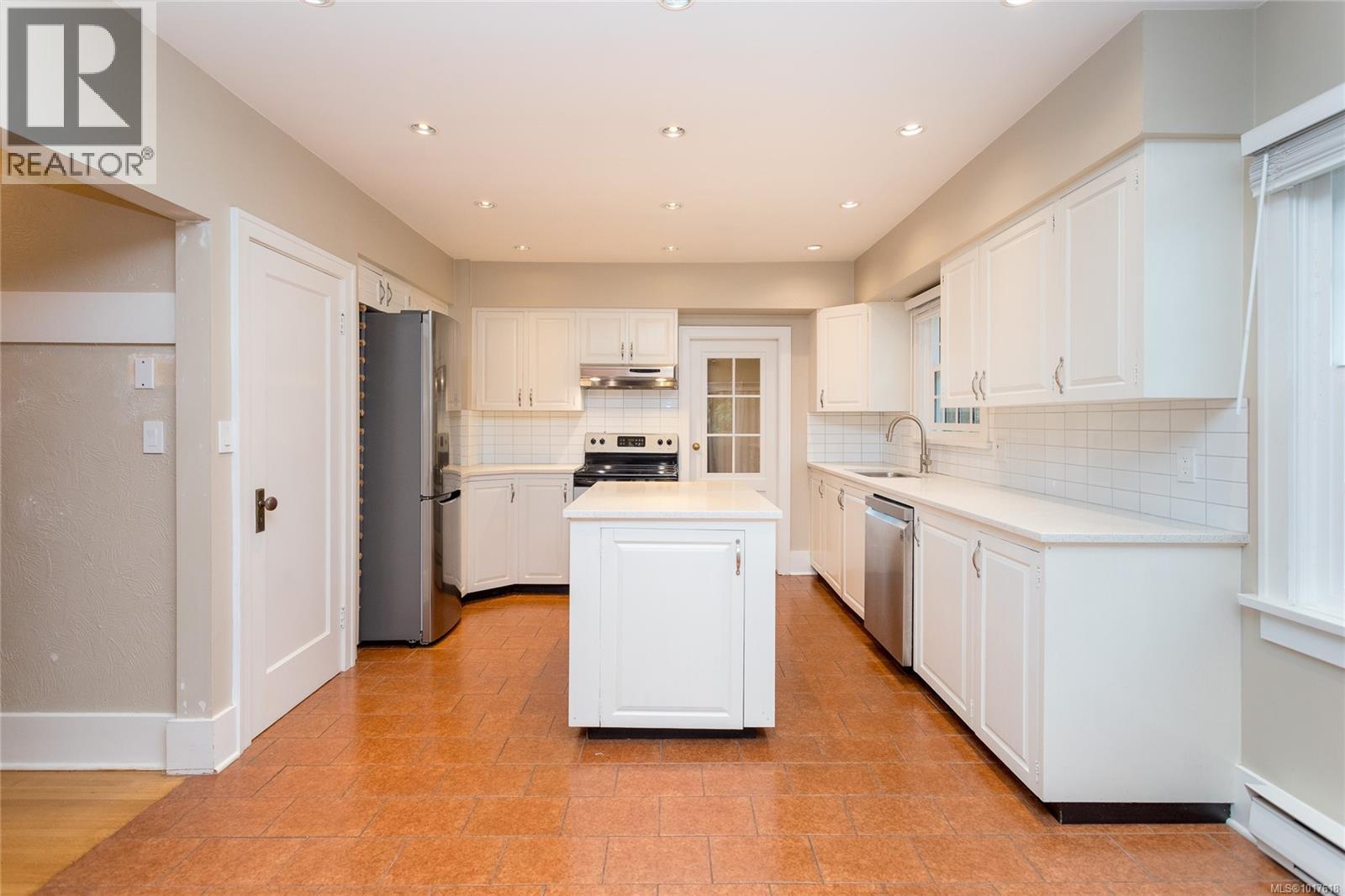 2051 Granite St, Oak Bay, British Columbia  V8S 3G4 - Photo 13 - 1017618