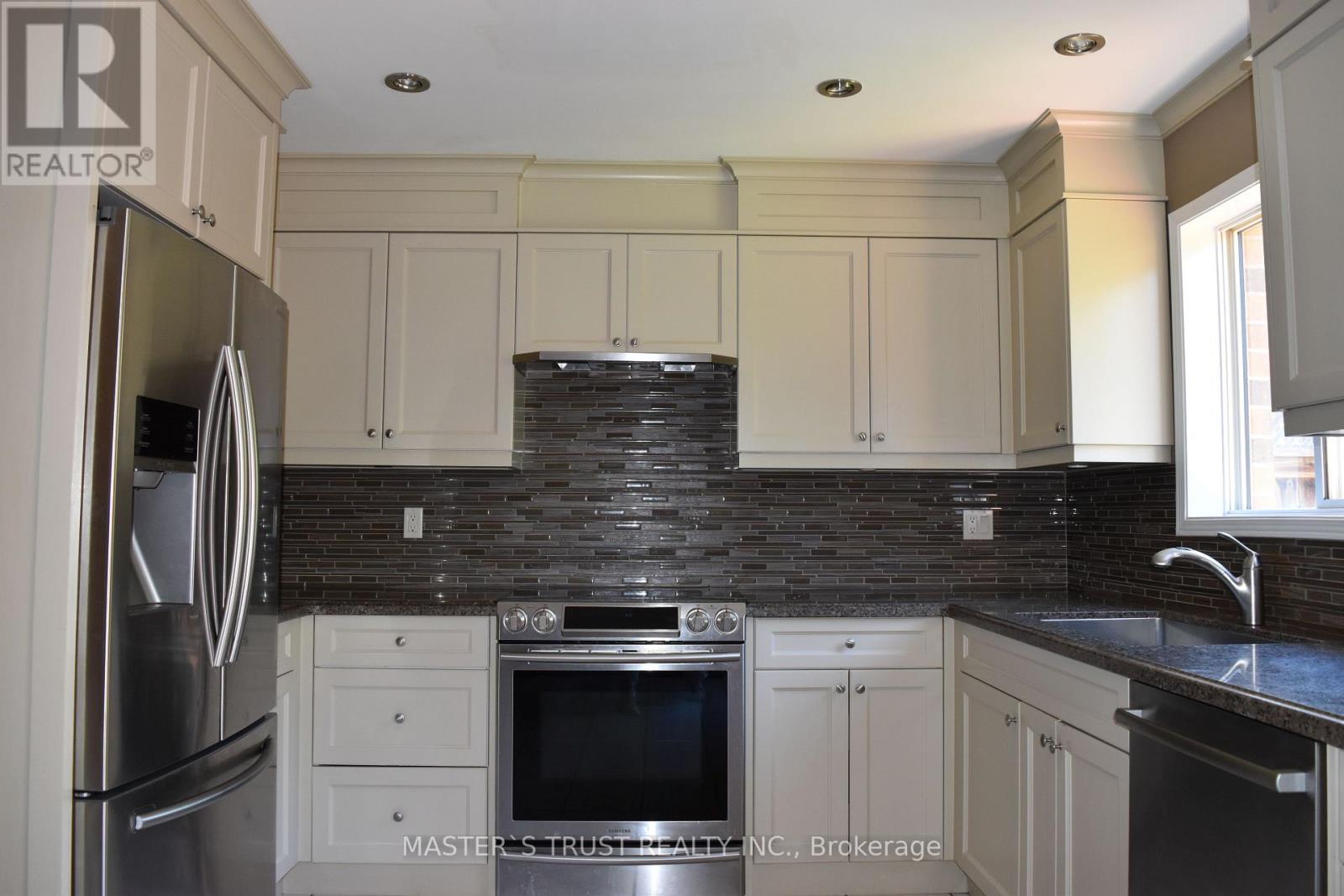 371 Ravineview Way, Oakville, Ontario  L6H 6S5 - Photo 3 - W12489254