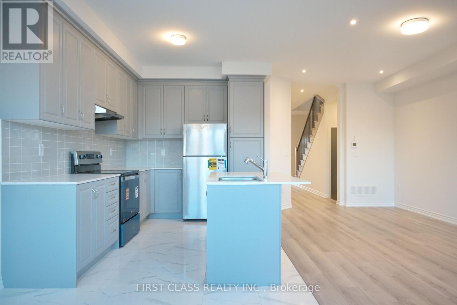 24 Kamper Avenue, Richmond Hill, Ontario  L4E 1M4 - Photo 6 - N12489256