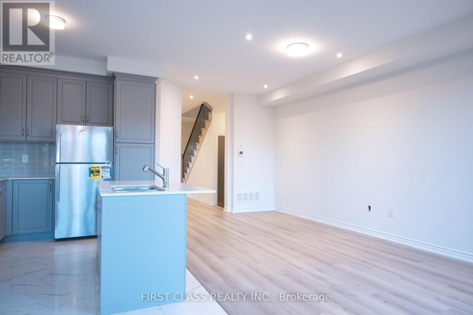 24 Kamper Avenue, Richmond Hill, Ontario  L4E 1M4 - Photo 7 - N12489256