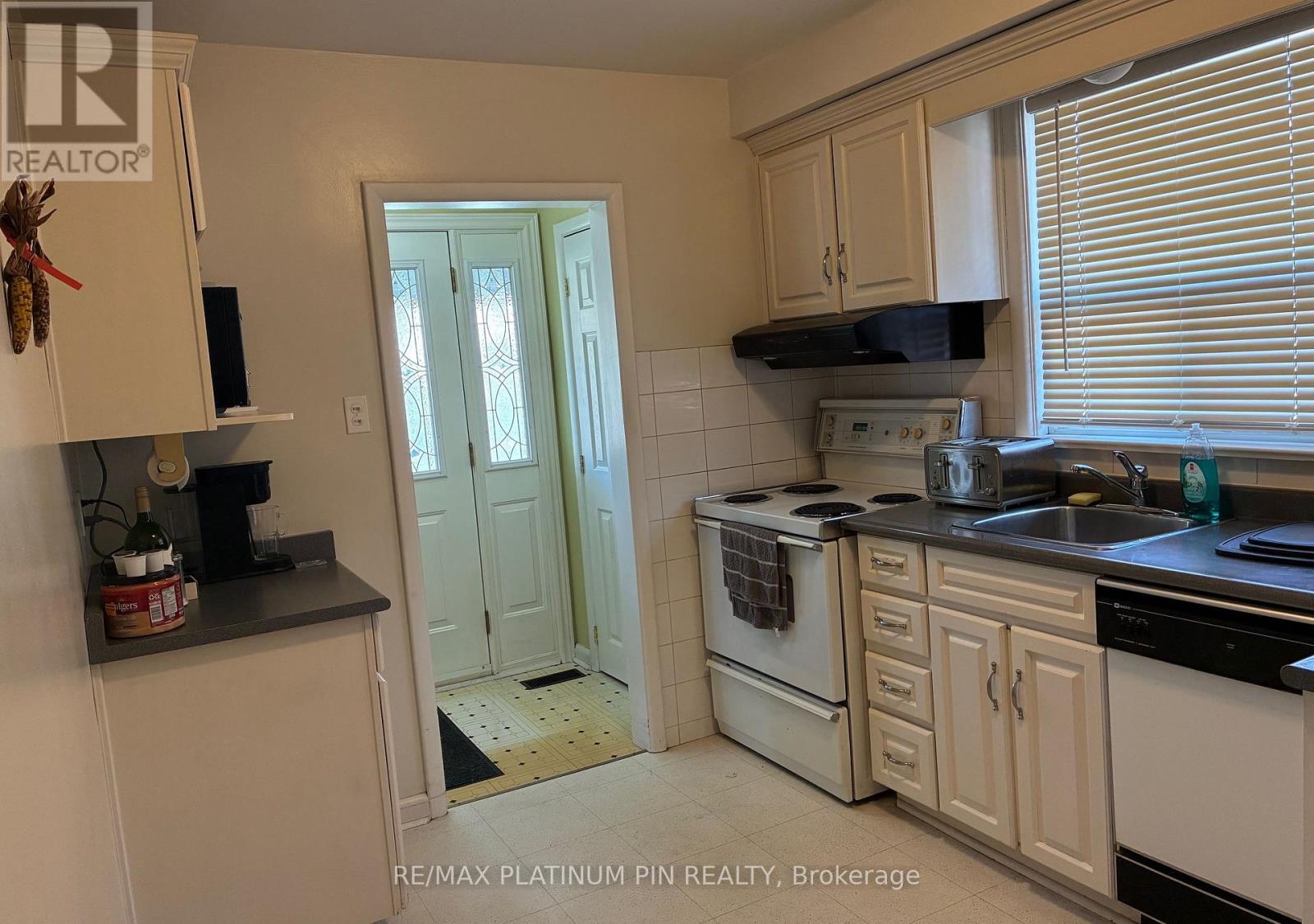 31 Ryewood Drive, Toronto, Ontario  M3N 1B7 - Photo 4 - W12489272