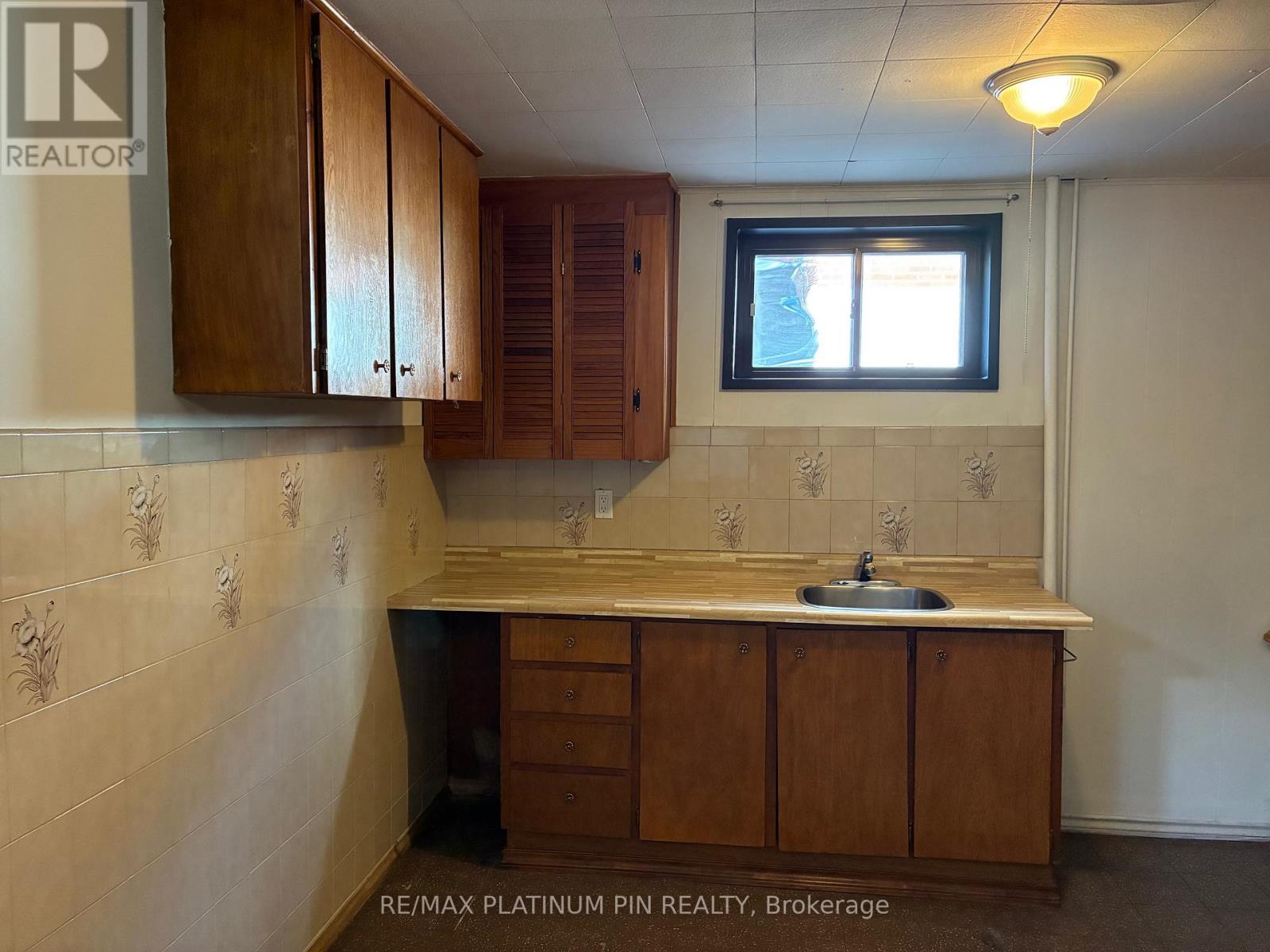 31 Ryewood Drive, Toronto, Ontario  M3N 1B7 - Photo 9 - W12489272