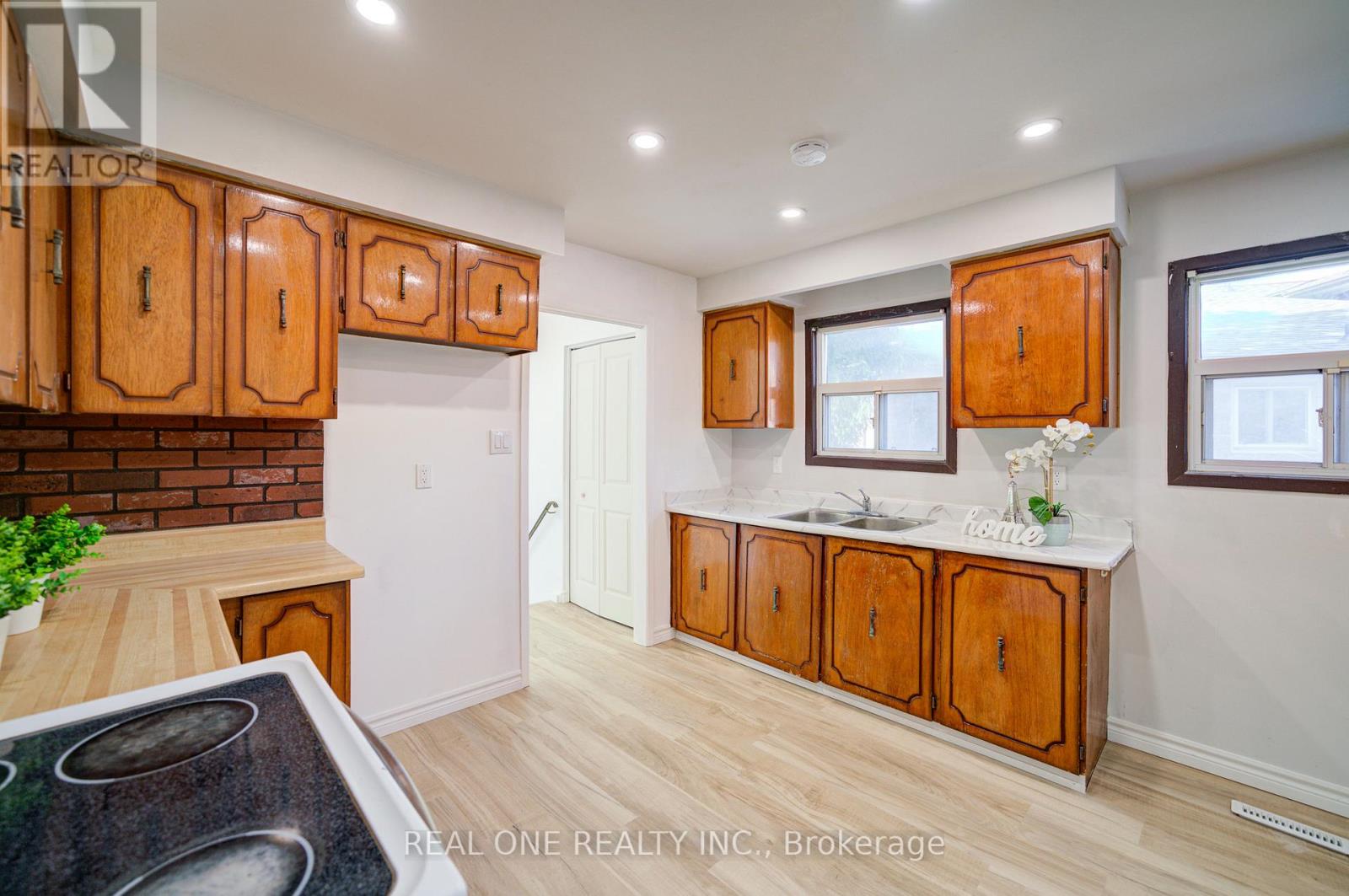 2525 Trident Avenue, Mississauga, Ontario  L5B 2L3 - Photo 9 - W12489282