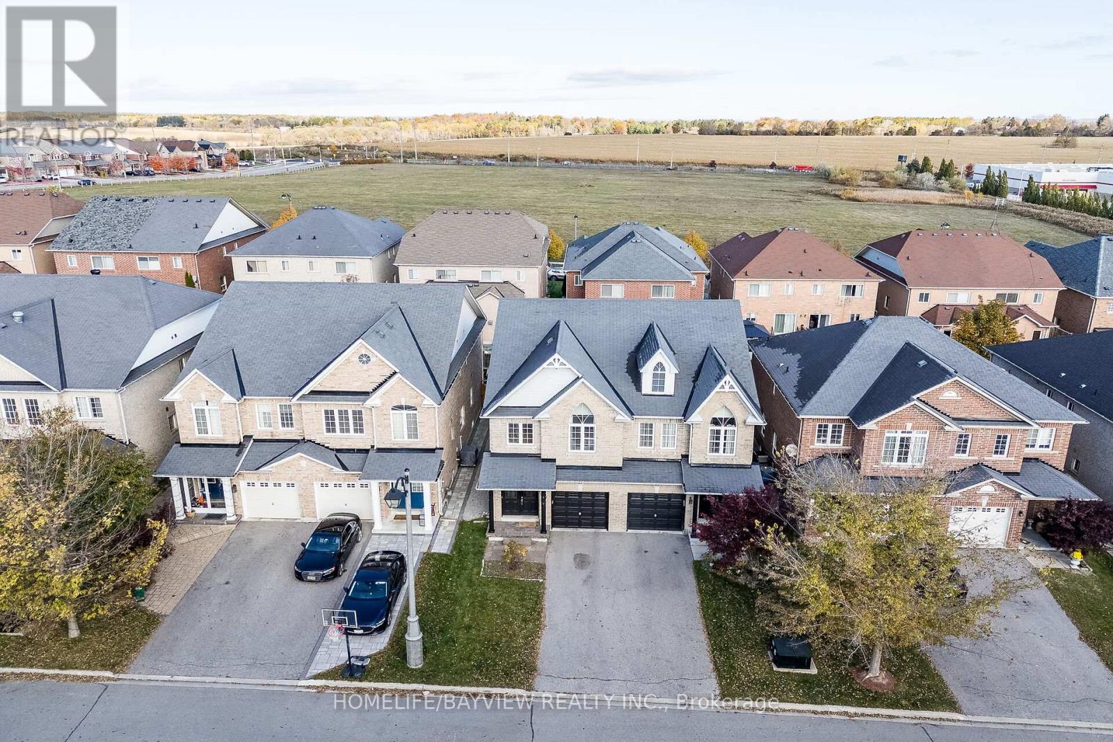 61 Four Seasons Crescent, Newmarket, Ontario  L9N 0C4 - Photo 2 - N12489292