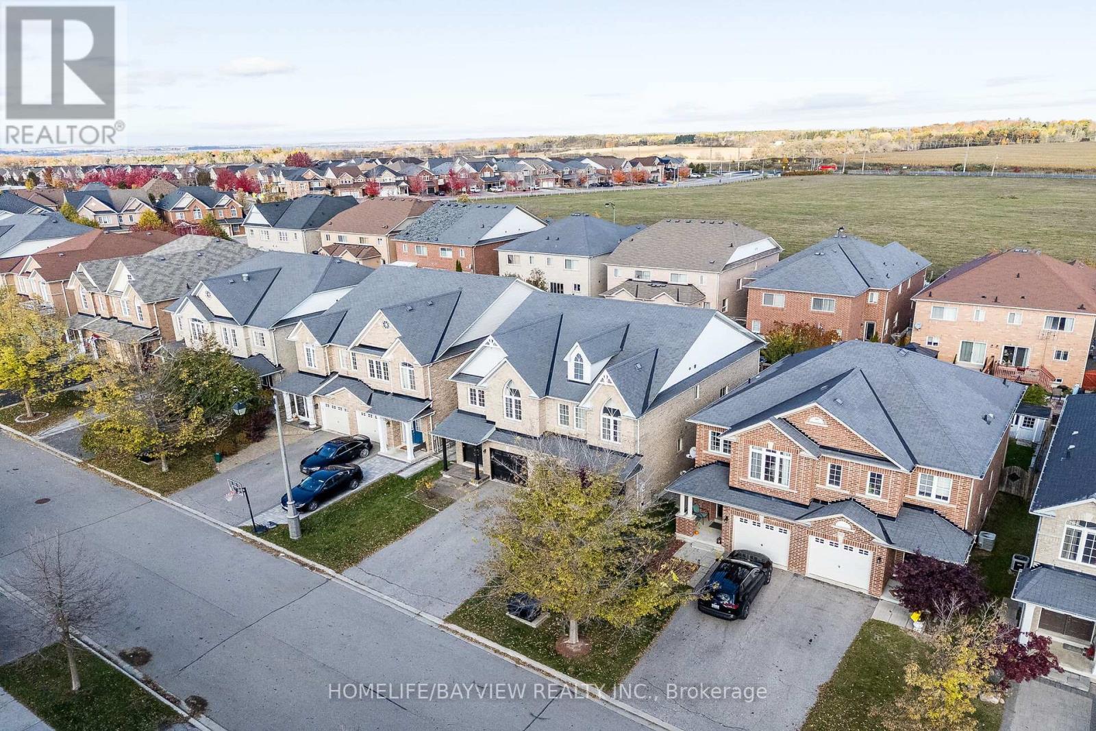 61 Four Seasons Crescent, Newmarket, Ontario  L9N 0C4 - Photo 3 - N12489292