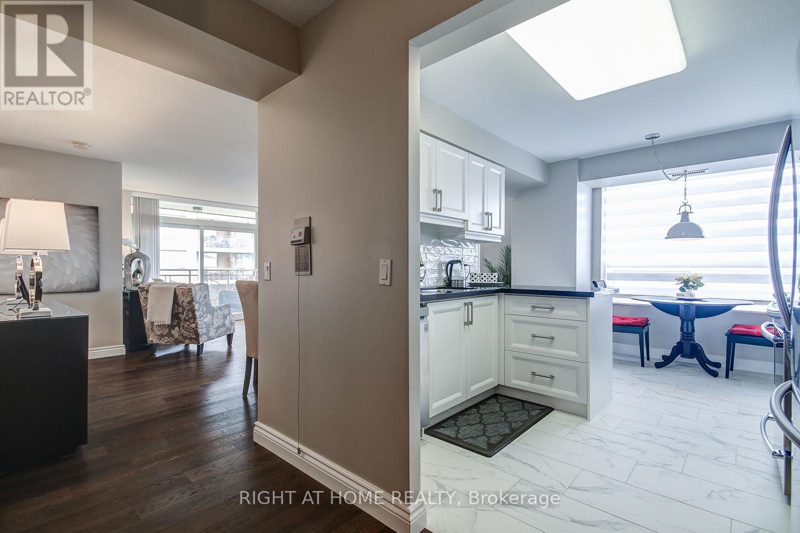 1301 - 100 Burloak Drive, Burlington, Ontario  L7L 6P6 - Photo 25 - W12489310