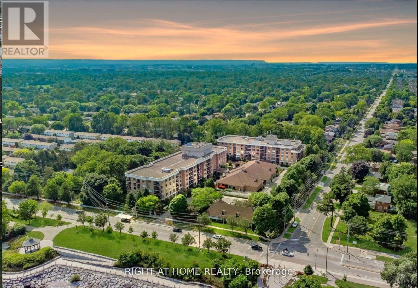 1301 - 100 Burloak Drive, Burlington, Ontario  L7L 6P6 - Photo 4 - W12489310