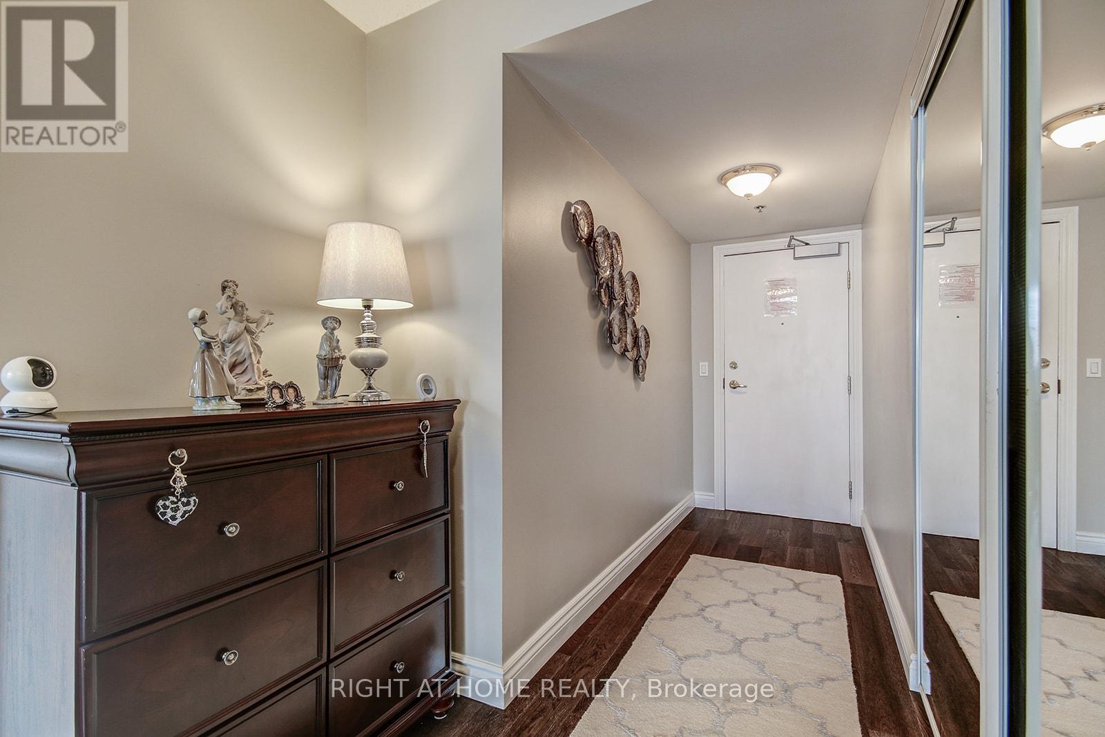 1301 - 100 Burloak Drive, Burlington, Ontario  L7L 6P6 - Photo 6 - W12489310