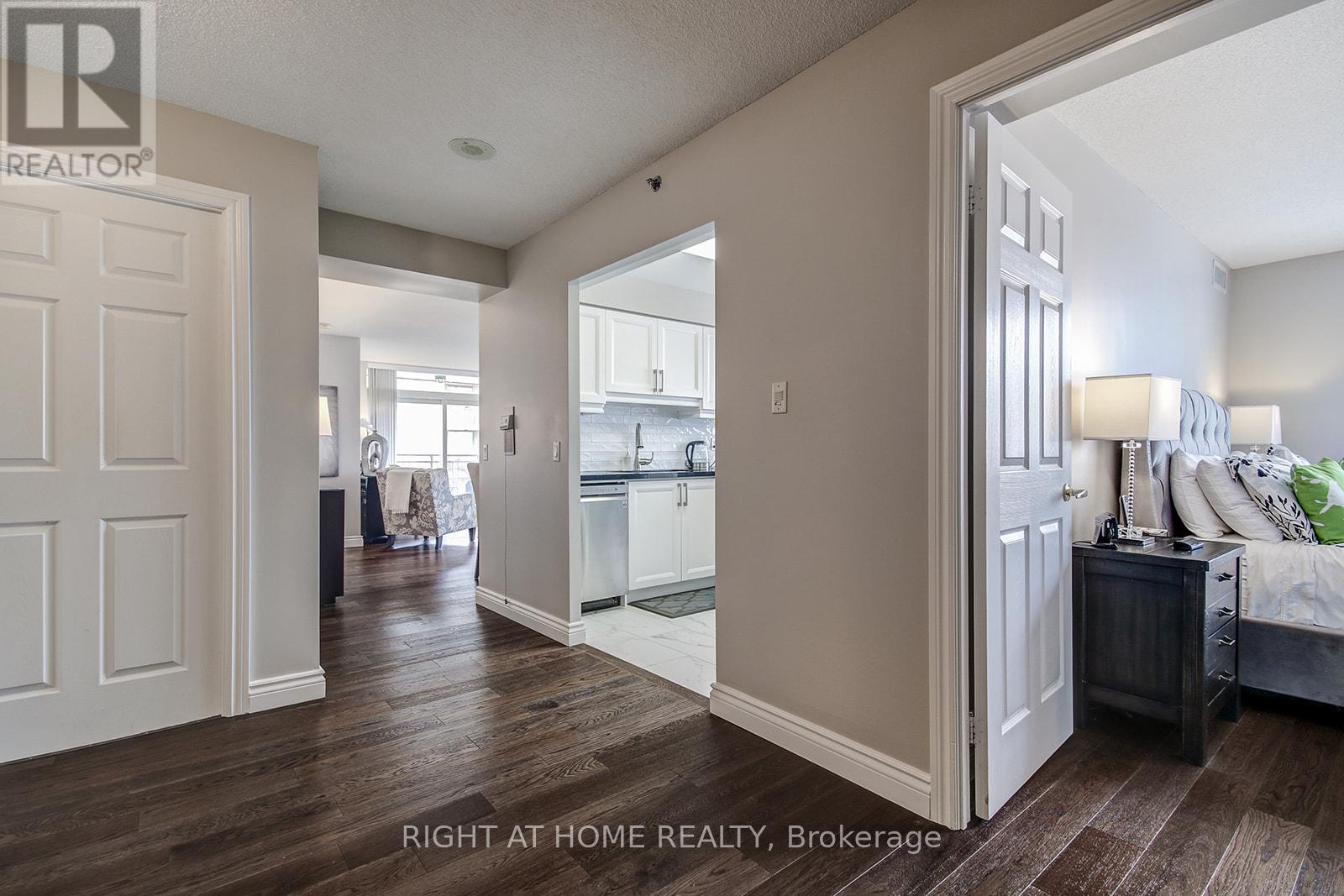 1301 - 100 Burloak Drive, Burlington, Ontario  L7L 6P6 - Photo 7 - W12489310