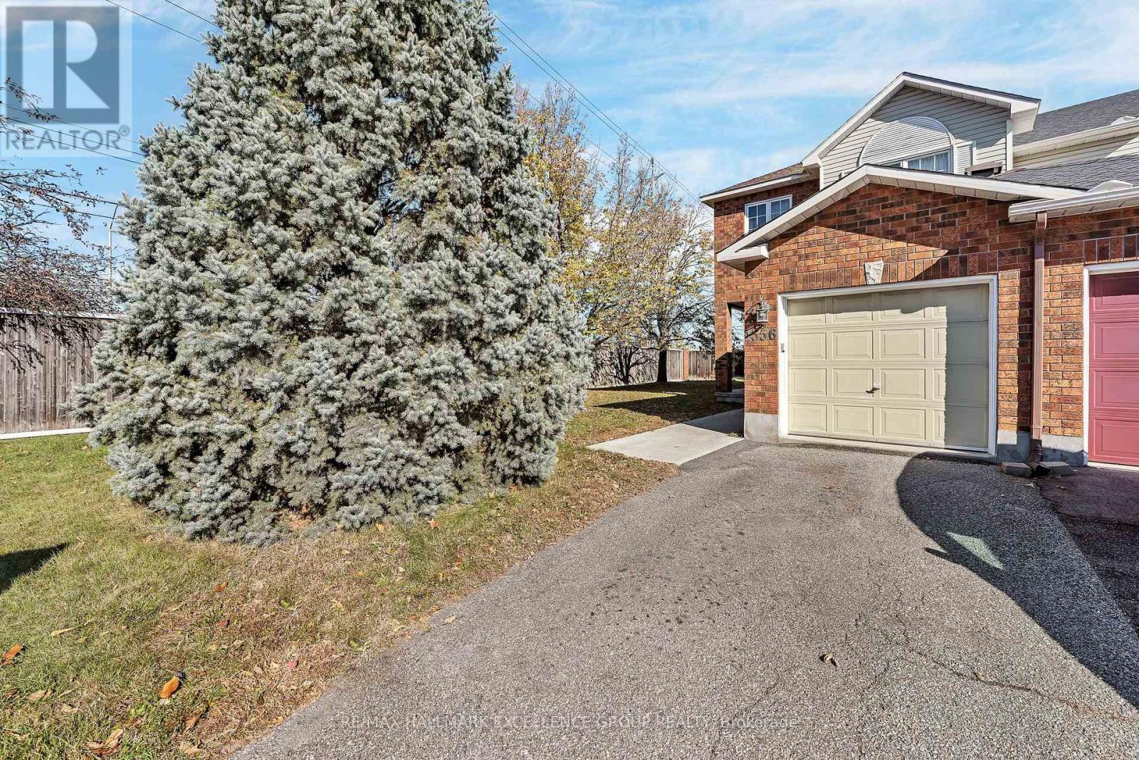 1556 Tonilee Drive, Ottawa, Ontario  K1J 1C1 - Photo 3 - X12489324