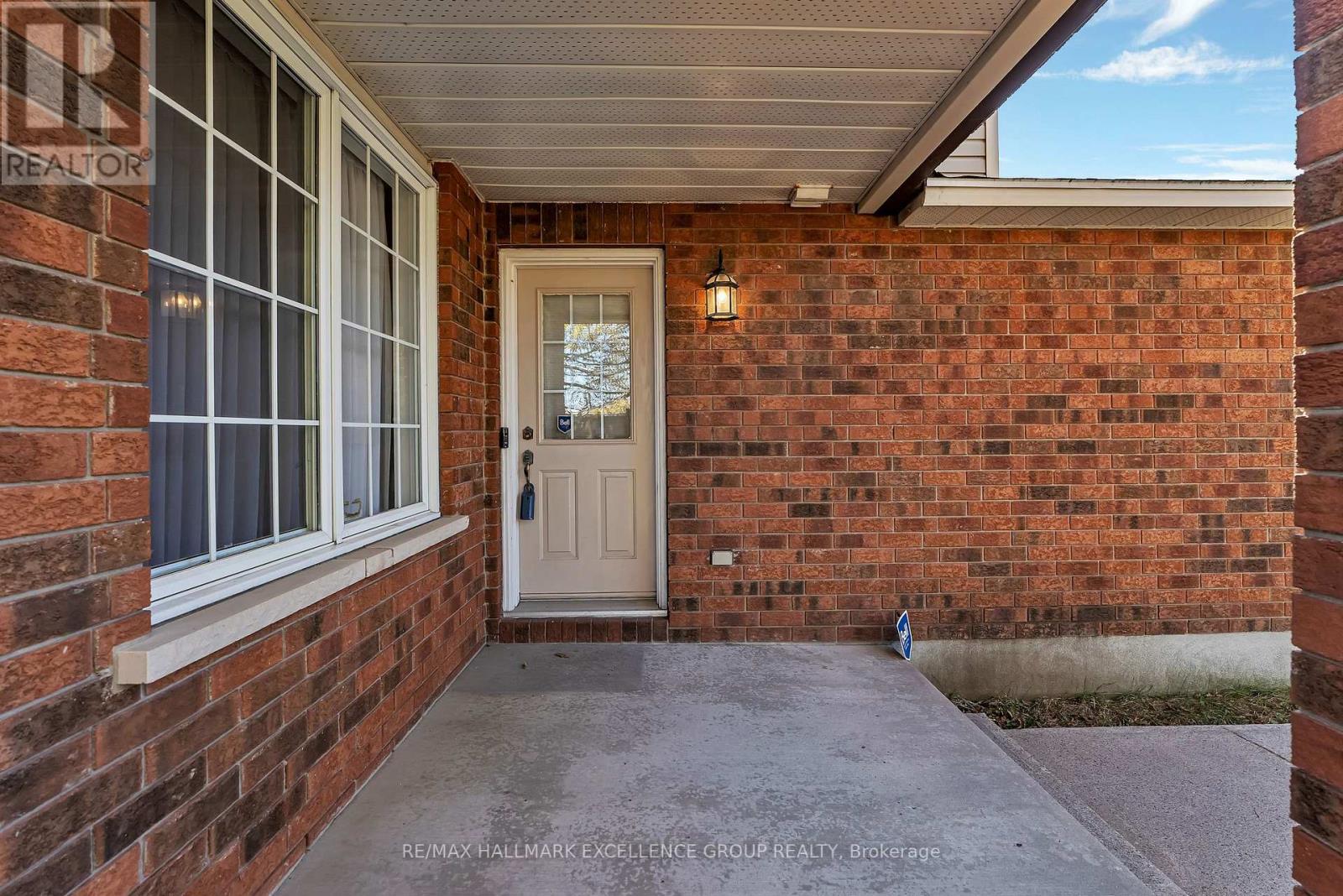 1556 Tonilee Drive, Ottawa, Ontario  K1J 1C1 - Photo 4 - X12489324