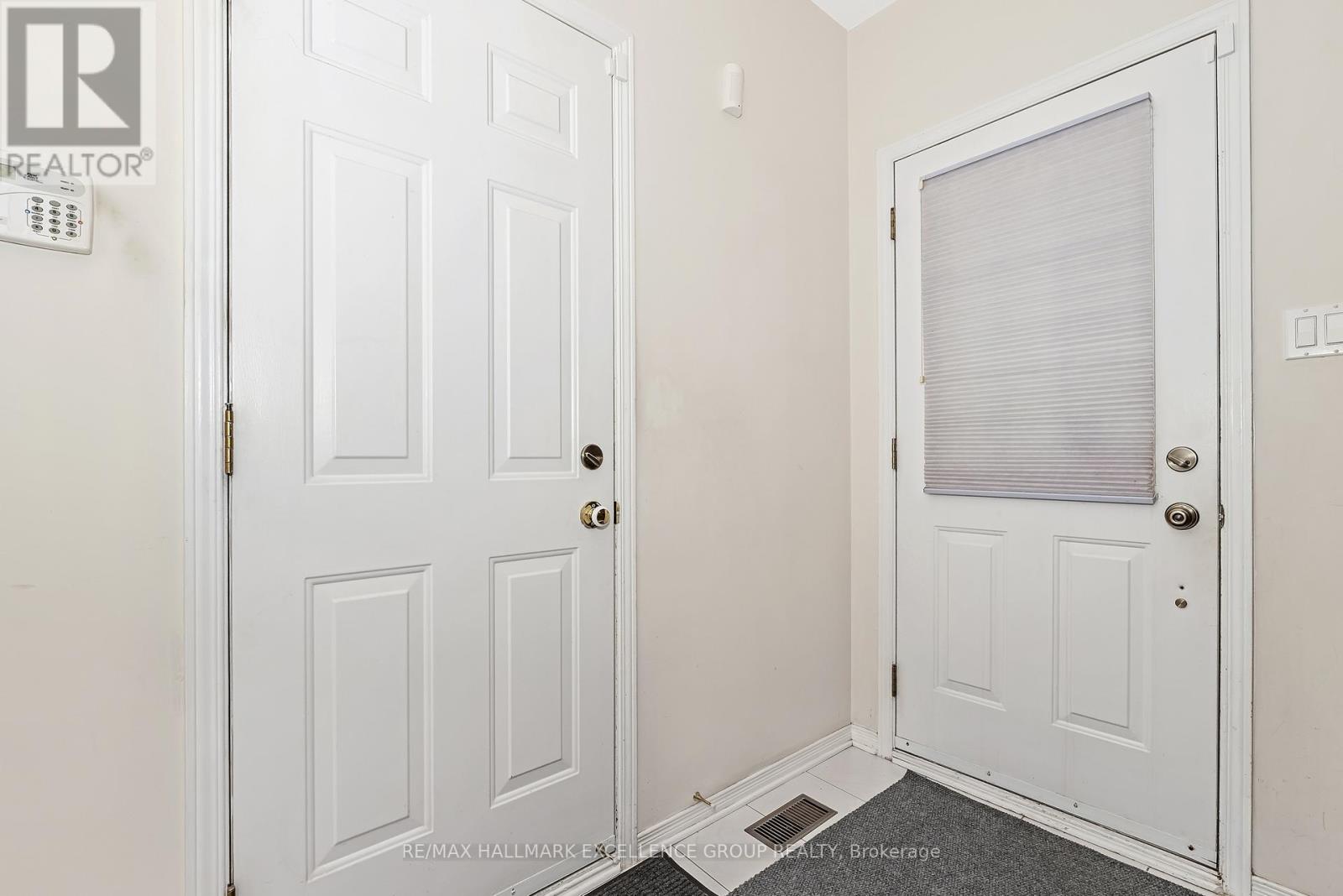 1556 Tonilee Drive, Ottawa, Ontario  K1J 1C1 - Photo 6 - X12489324