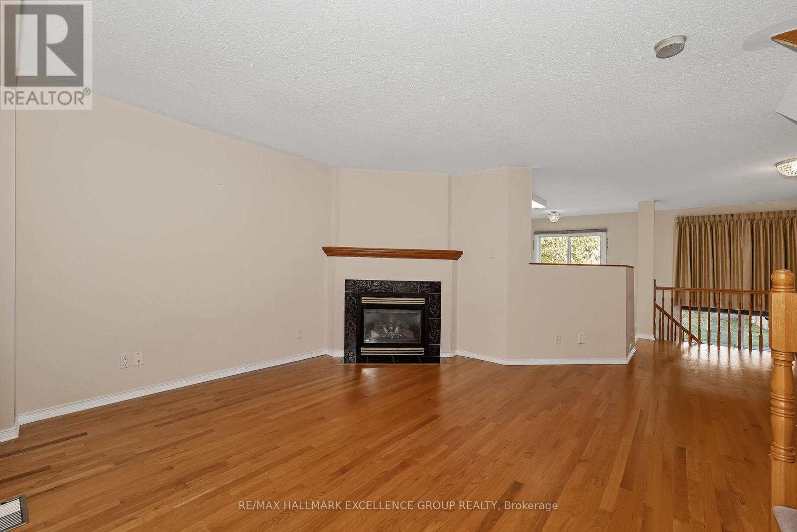 1556 Tonilee Drive, Ottawa, Ontario  K1J 1C1 - Photo 8 - X12489324