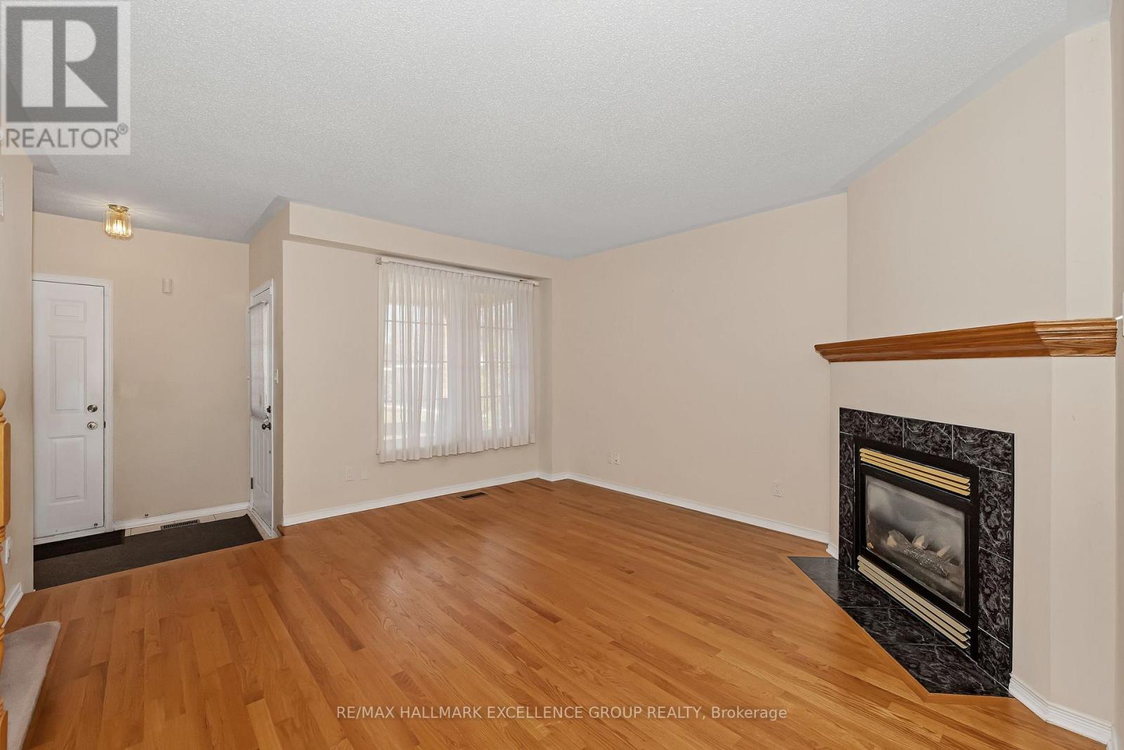 1556 Tonilee Drive, Ottawa, Ontario  K1J 1C1 - Photo 9 - X12489324
