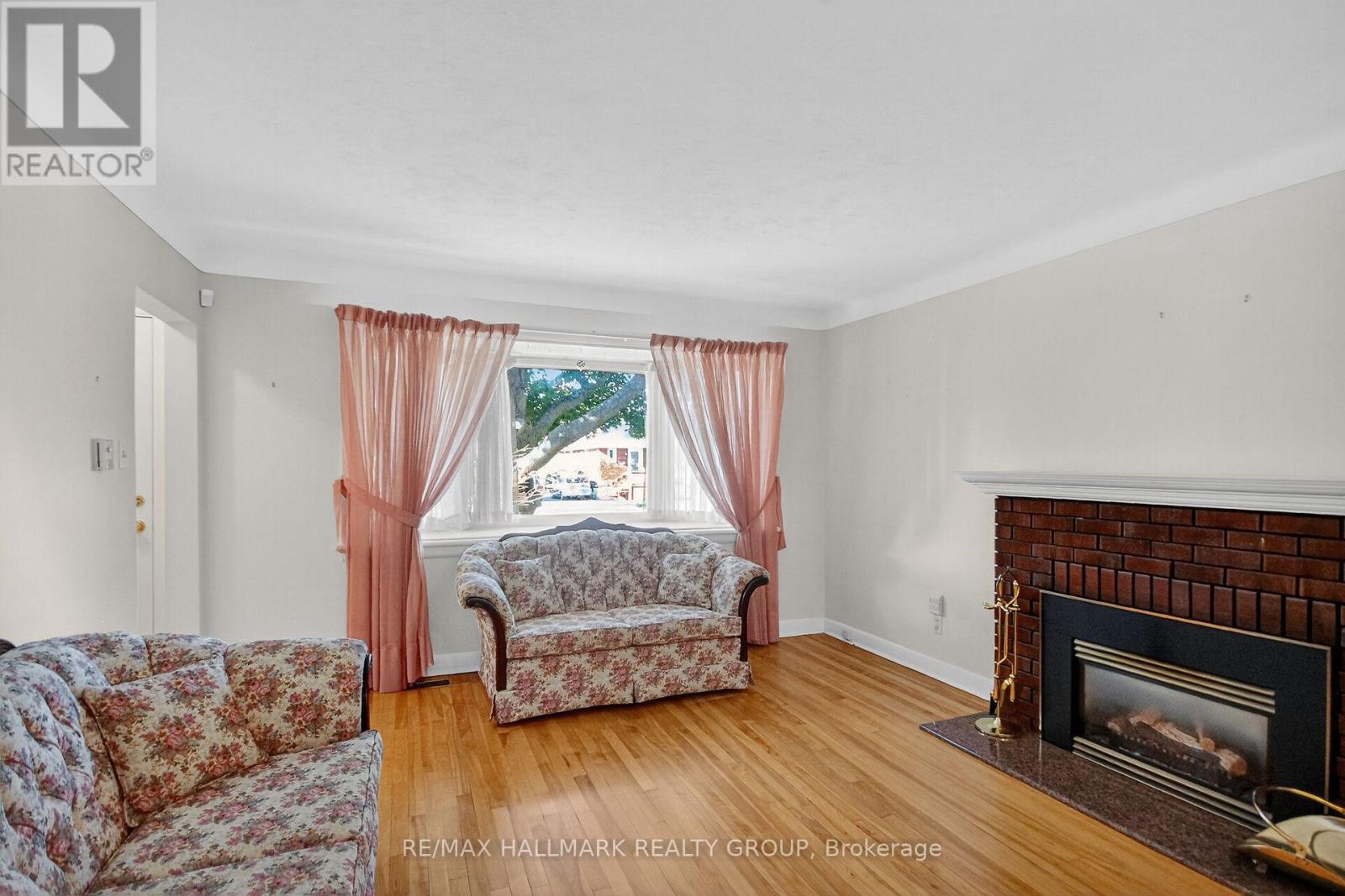 1281 Erindale Drive, Ottawa, Ontario  K2C 2G3 - Photo 5 - X12489360