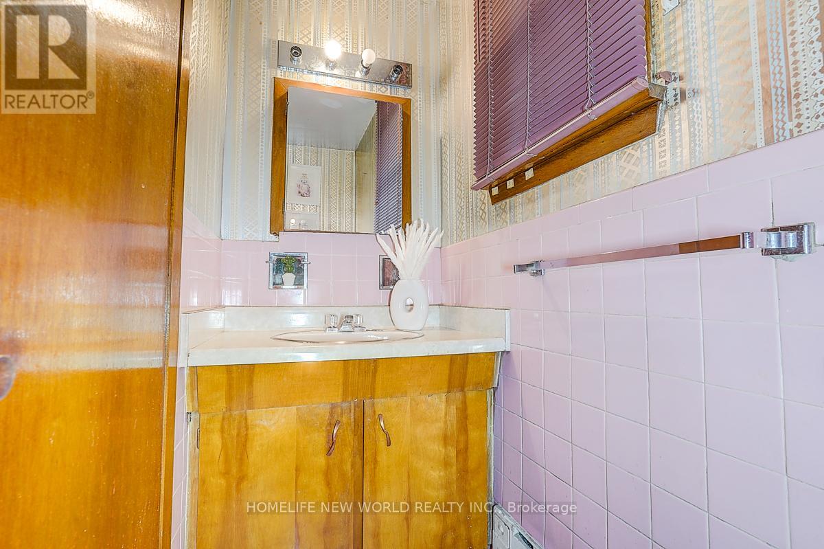 1263 Davenport Road, Toronto, Ontario  M6H 2H2 - Photo 19 - W12489326