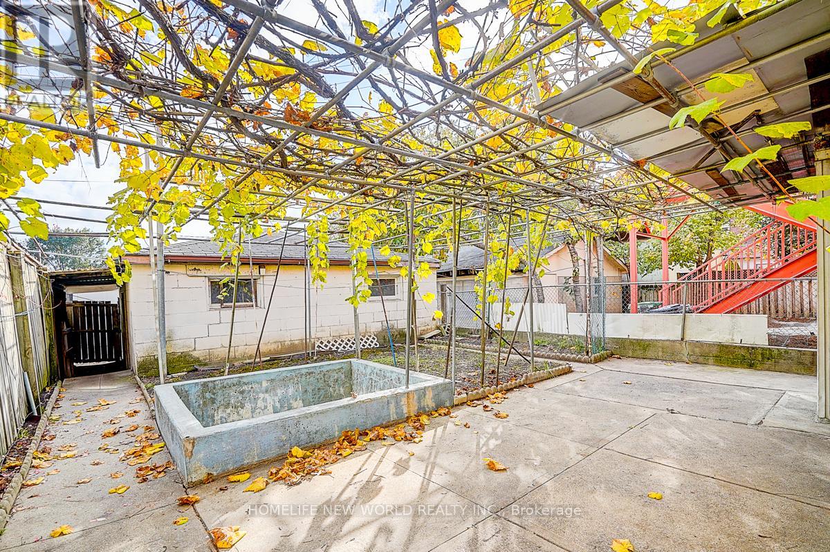 1263 Davenport Road, Toronto, Ontario  M6H 2H2 - Photo 43 - W12489326