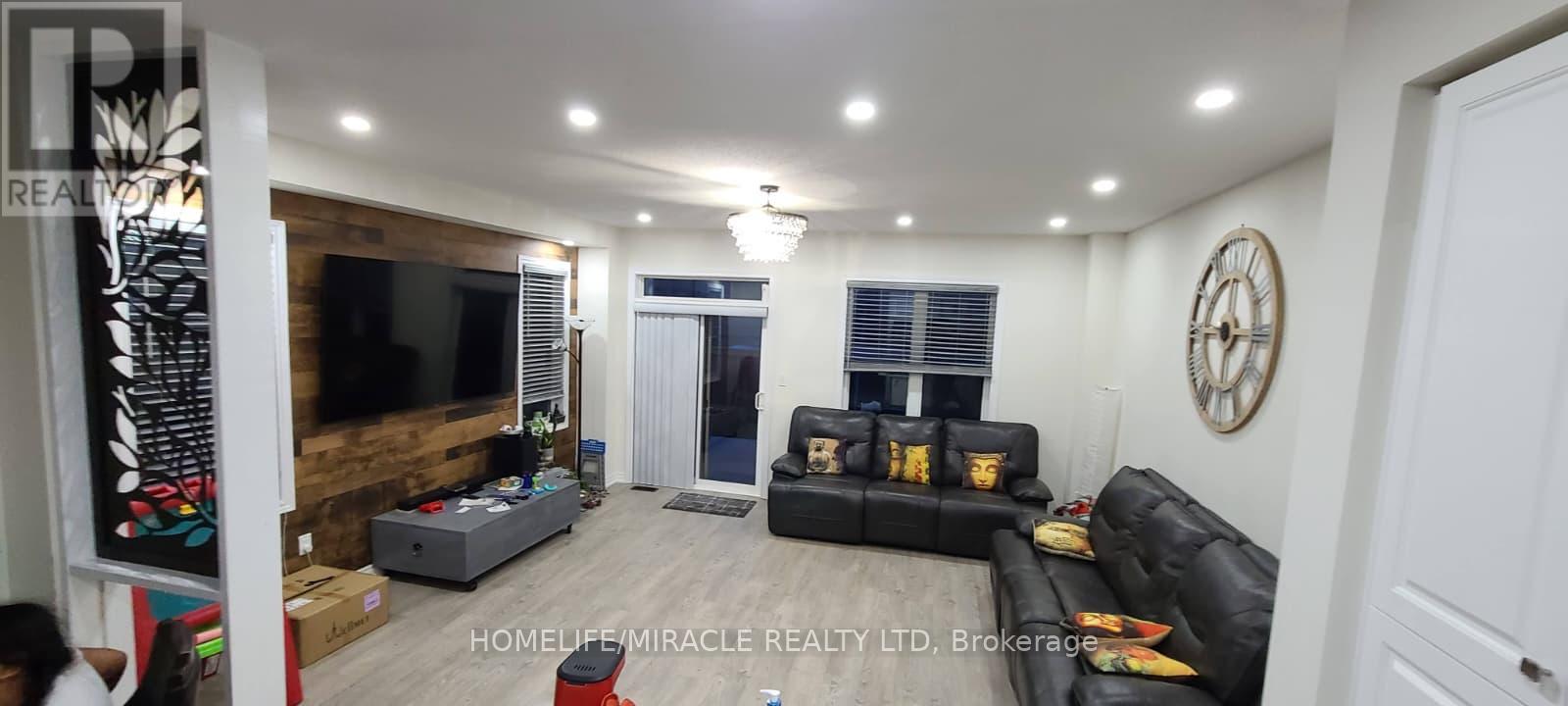 3 Doris Pawley Crescent, Caledon, Ontario  L7C 4E7 - Photo 2 - W12489356