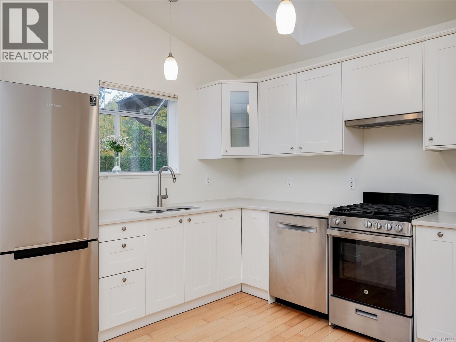 8 2070 Amelia Ave, Sidney, British Columbia  V8L 4X6 - Photo 12 - 1017828