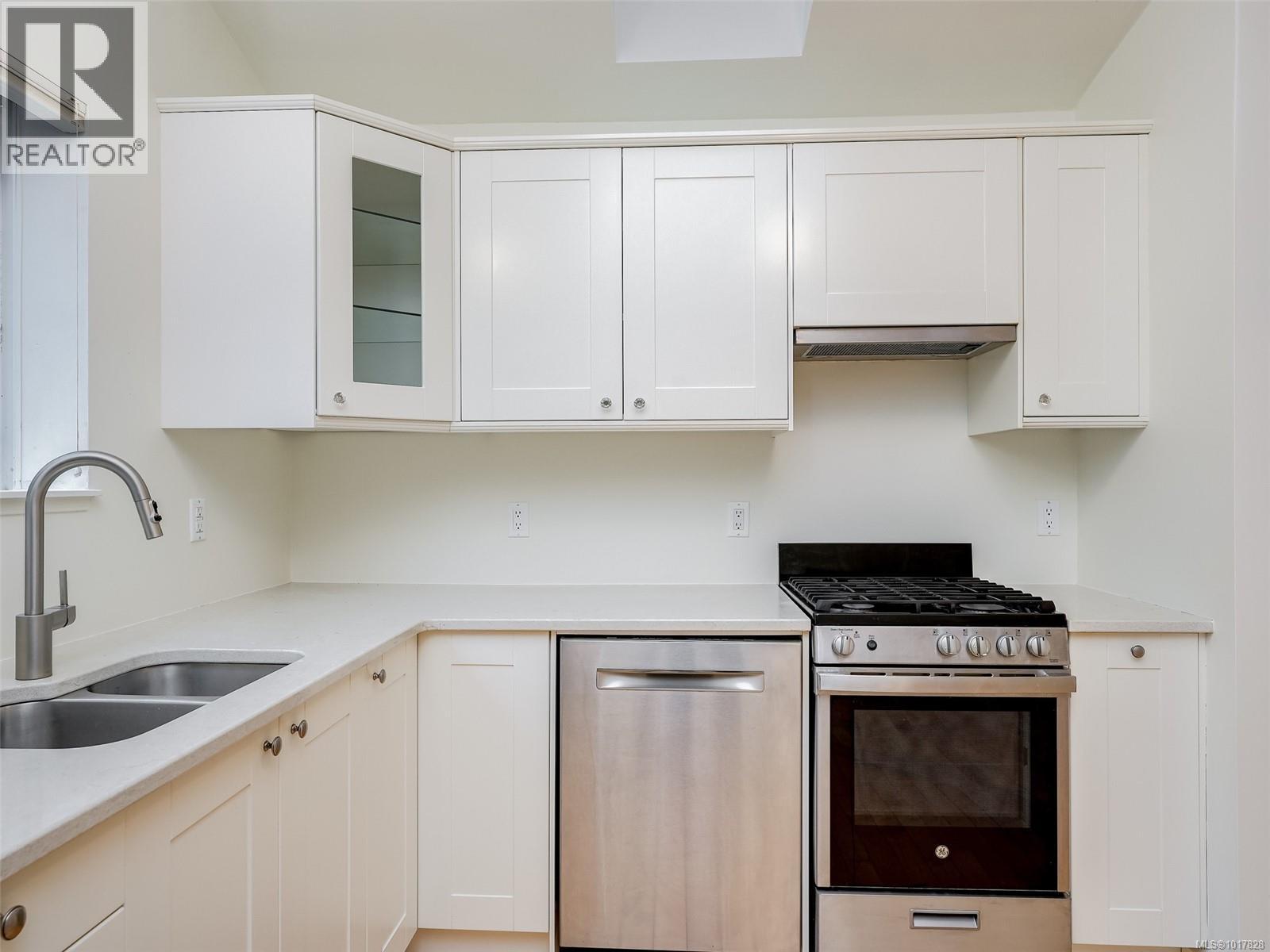 8 2070 Amelia Ave, Sidney, British Columbia  V8L 4X6 - Photo 13 - 1017828