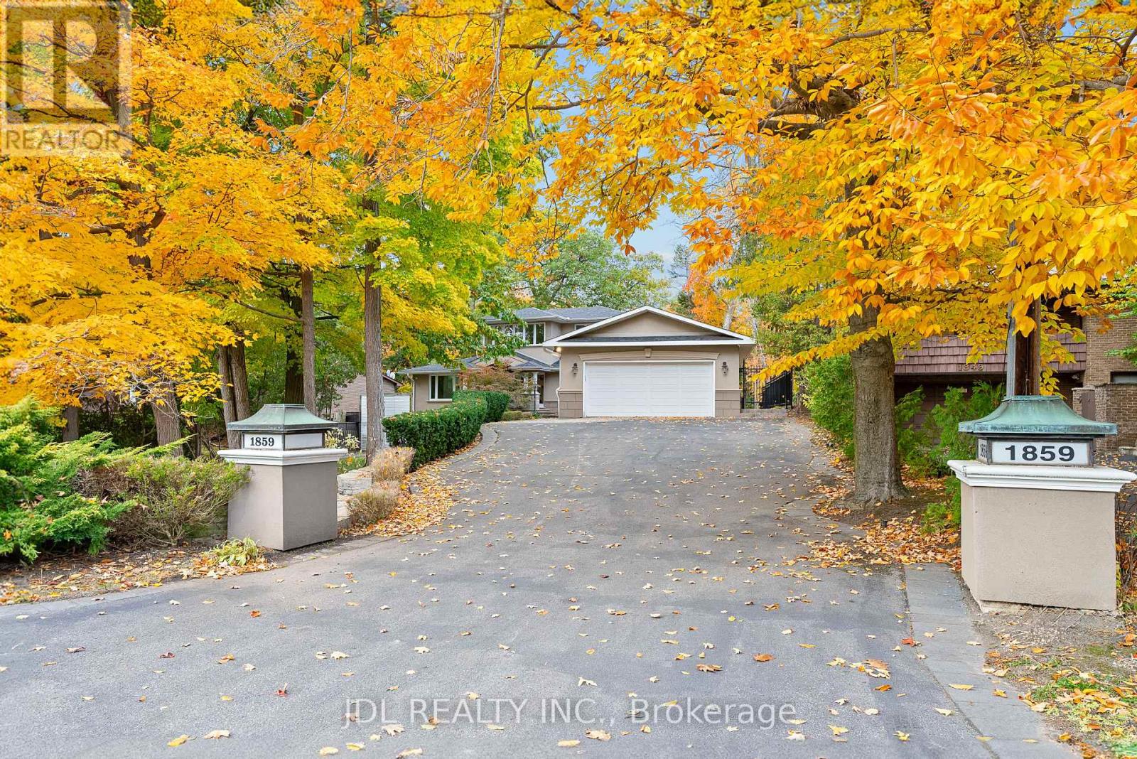 1859 Lincoln Green Close, Mississauga, Ontario  L5K 1C4 - Photo 4 - W12485007