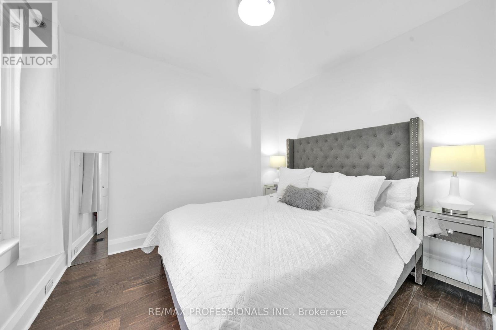 38 Nickle Street, Toronto (Mount Dennis), Ontario  M6M 2H6 - Photo 10 - W12487948