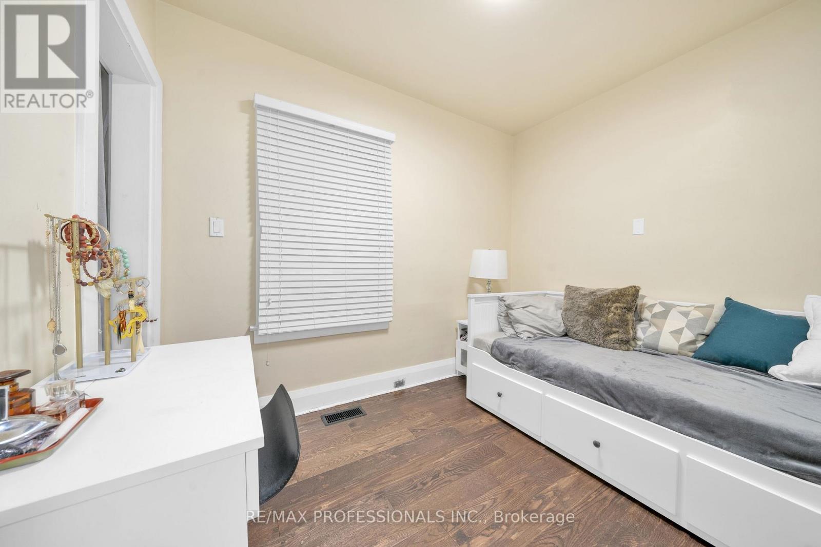 38 Nickle Street, Toronto (Mount Dennis), Ontario  M6M 2H6 - Photo 12 - W12487948