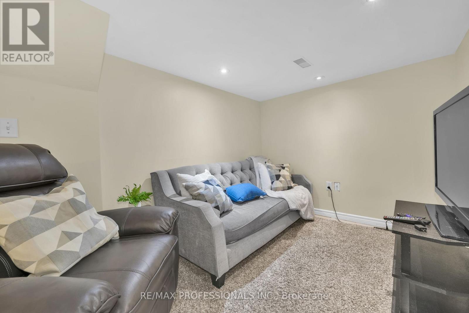 38 Nickle Street, Toronto (Mount Dennis), Ontario  M6M 2H6 - Photo 15 - W12487948