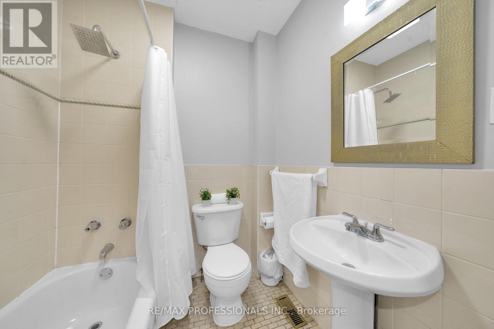 38 Nickle Street, Toronto (Mount Dennis), Ontario  M6M 2H6 - Photo 14 - W12487948