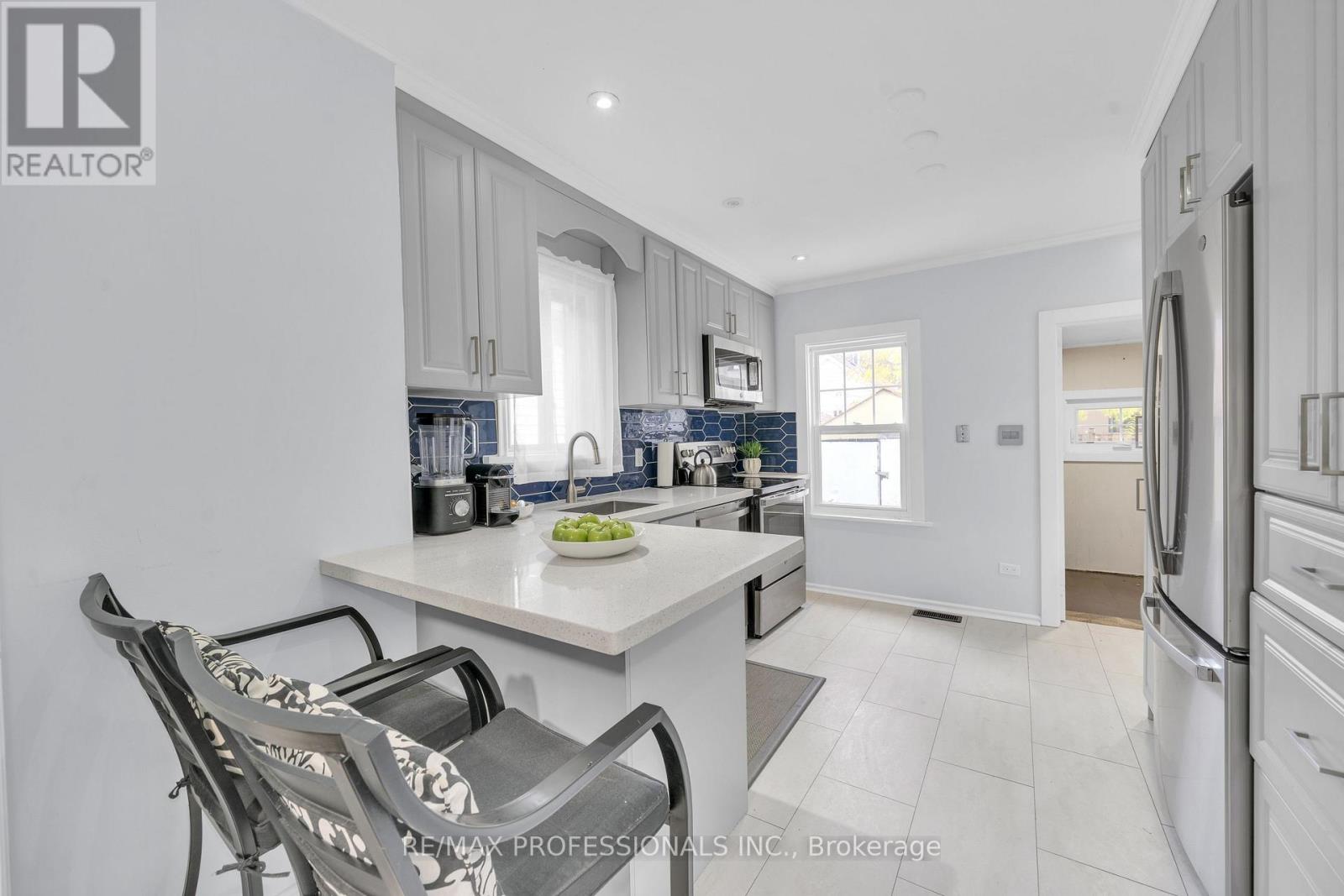 38 Nickle Street, Toronto (Mount Dennis), Ontario  M6M 2H6 - Photo 5 - W12487948