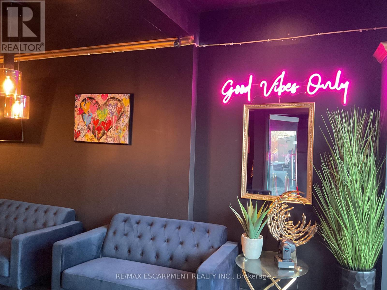 32 Main Street S, Newmarket, Ontario  L3Y 3Y4 - Photo 3 - N12231600