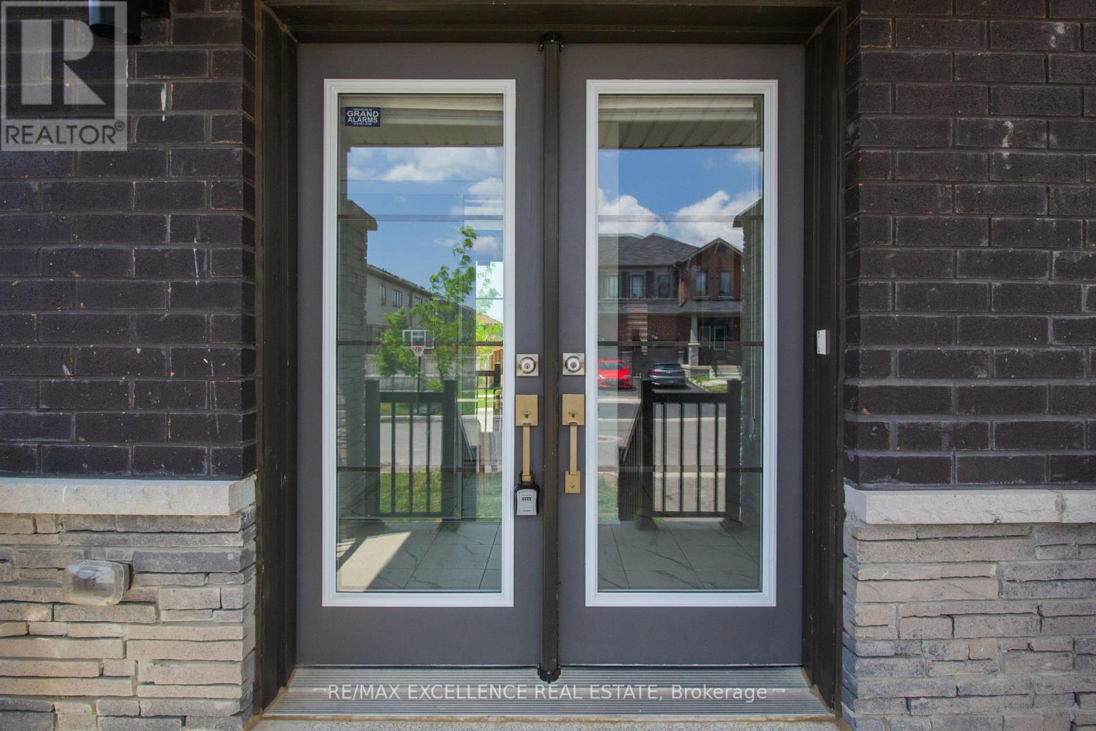 49 Malcolm Crescent, Haldimand, Ontario  N3W 0E9 - Photo 4 - X12264204