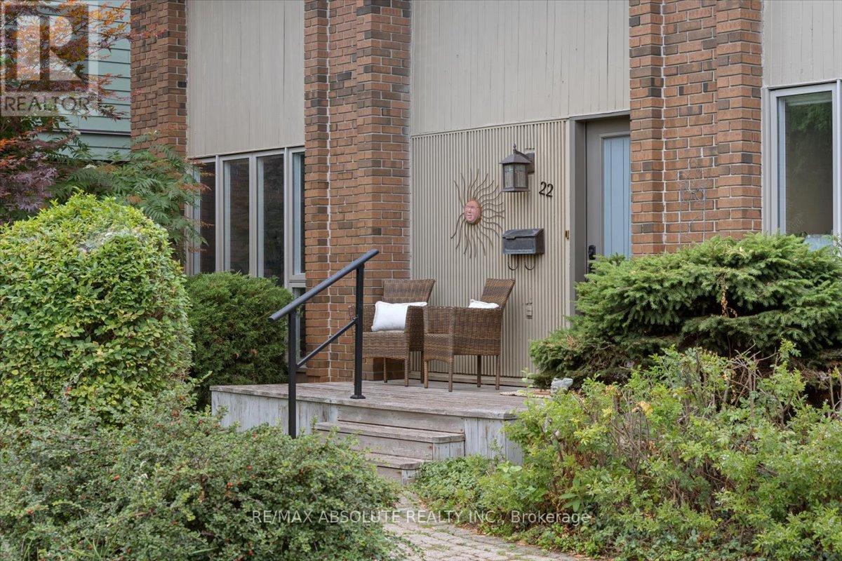 22 Banting Crescent, Ottawa, Ontario  K2K 1P4 - Photo 3 - X12489472