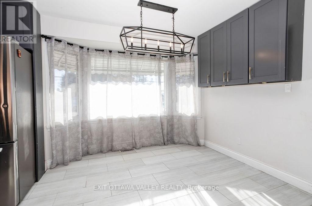 656 Birch Street, Petawawa, Ontario  K8A 7K6 - Photo 12 - X12489480