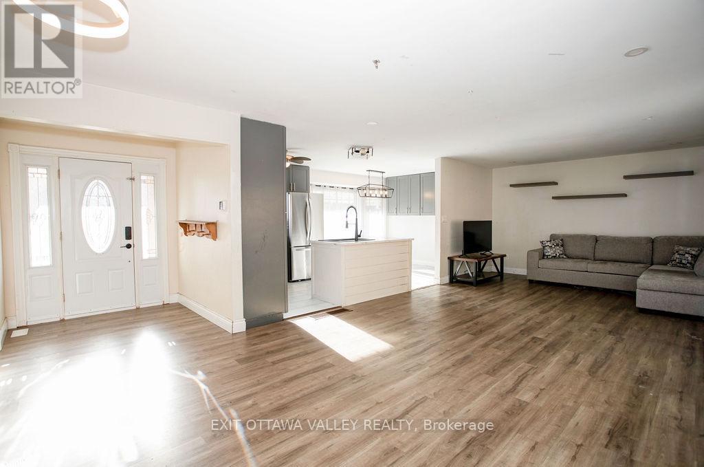 656 Birch Street, Petawawa, Ontario  K8A 7K6 - Photo 2 - X12489480