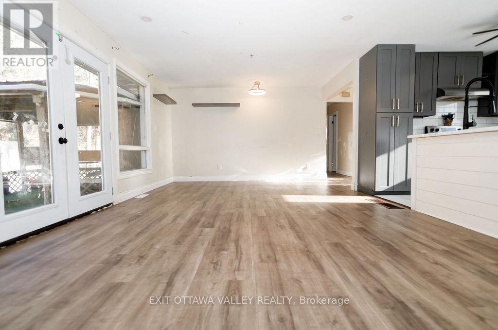 656 Birch Street, Petawawa, Ontario  K8A 7K6 - Photo 3 - X12489480